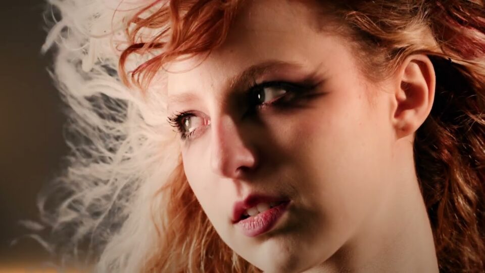 DAPHNE – Crying On The Ceiling