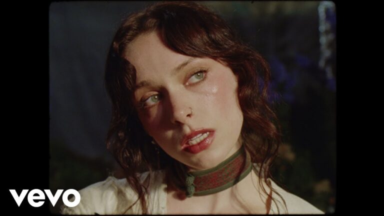 Holly Humberstone – Cruel World music video