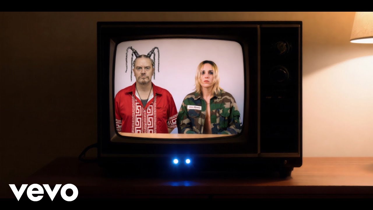 Jehnny  Beth – Look At Me