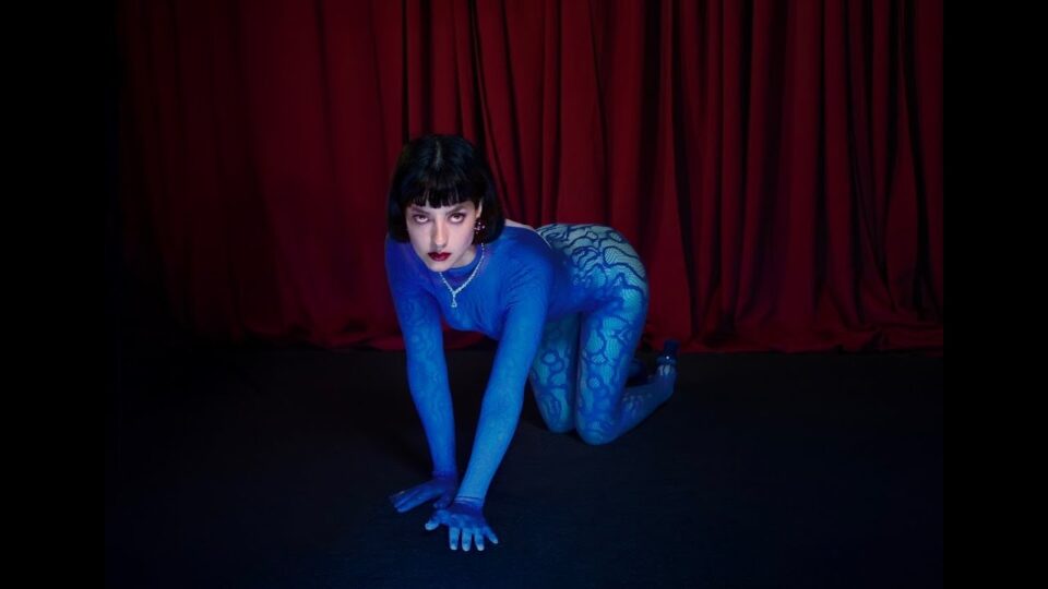 Lola Blanc – Pedestal