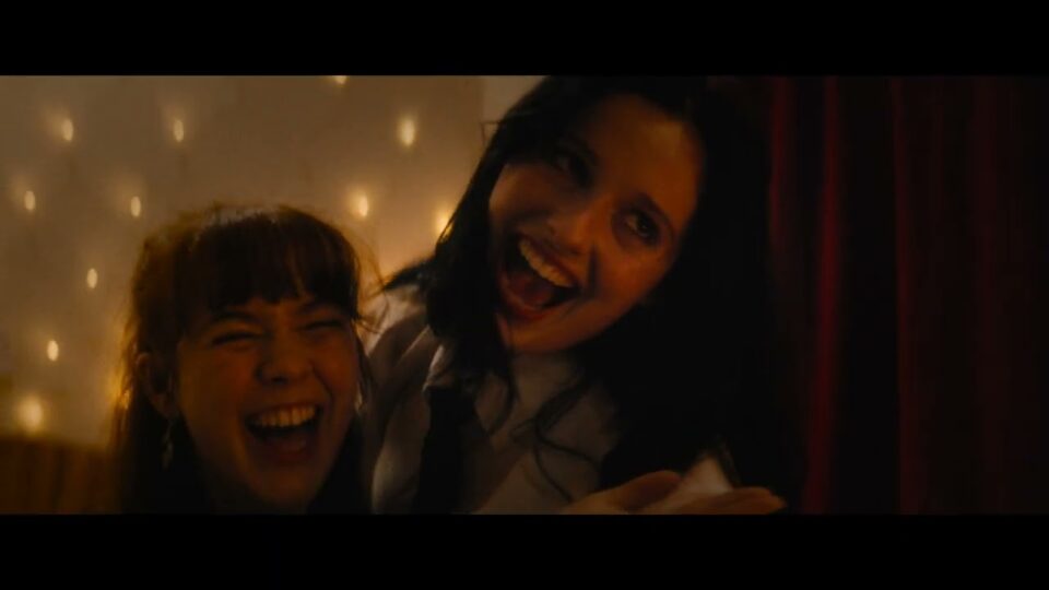 Lucia & The Best Boys – Lonely Girl (feat. Lauren Mayberry) music video
