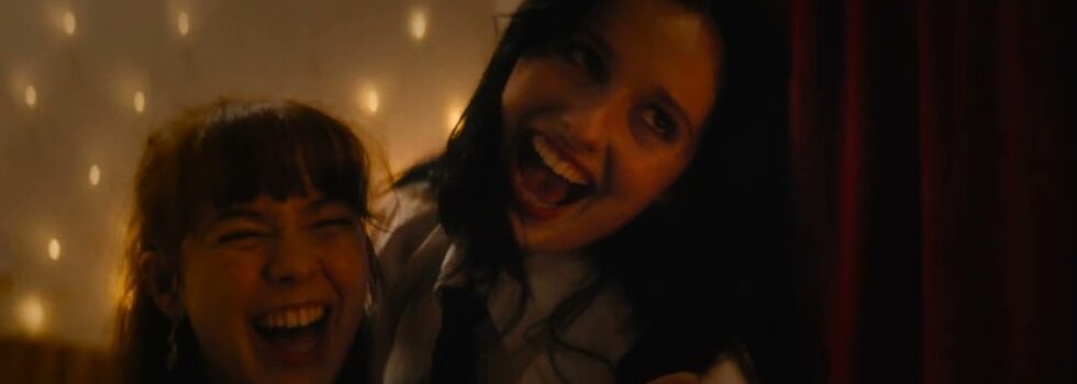 Lucia & The Best Boys – Lonely Girl (Feat. Lauren Mayberry)