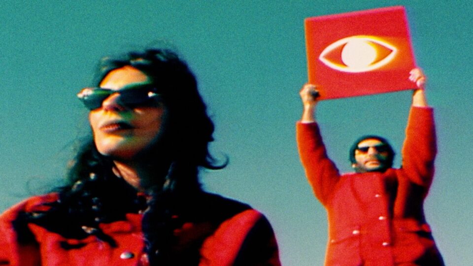 Pearl & The Oysters – Wide Awake music video