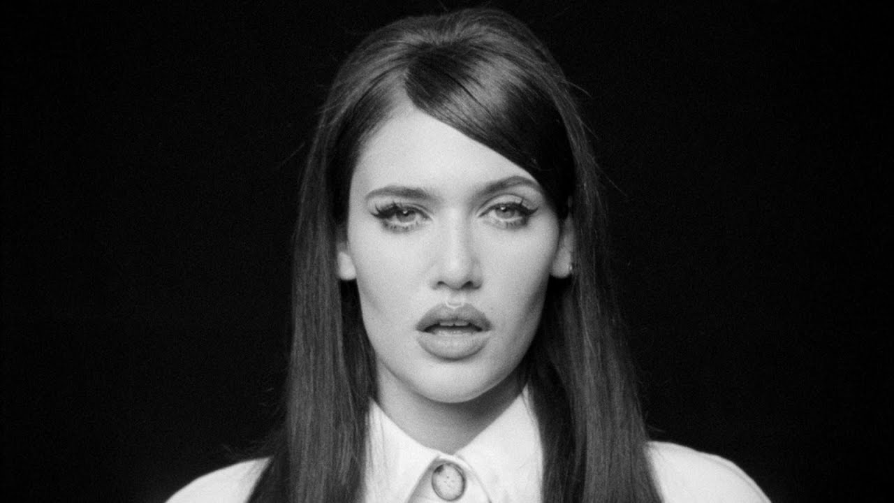 SIENNA SPIRO – Die On This Hill