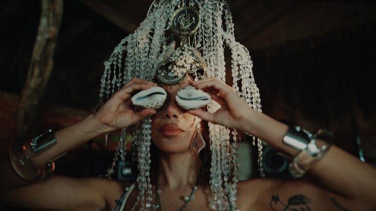 Anitta – Caminhador music video